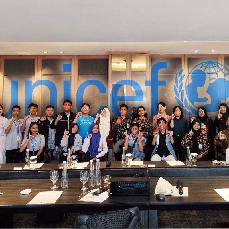4 siswa + 1 guru SMANSI menjadi duta dalam bincang evaluasi Program UNICEF di Surabaya