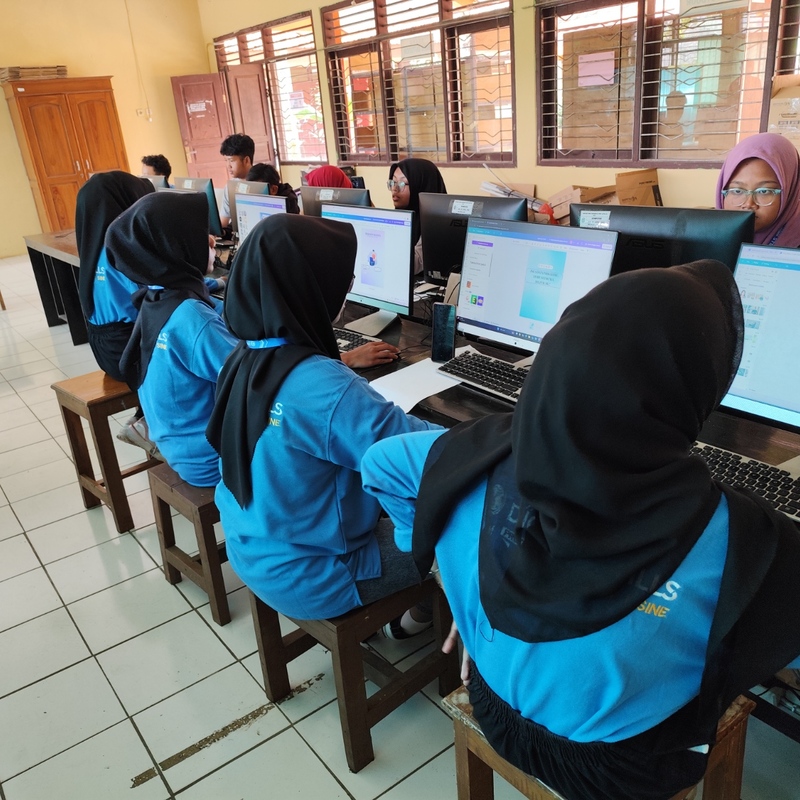 Digital Skills - Pelatihan Kemampuan Digital Pembuatan Poster melalui CANVA