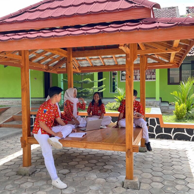 Gasebo dan Pojok Baca di seluruh area SMANSI