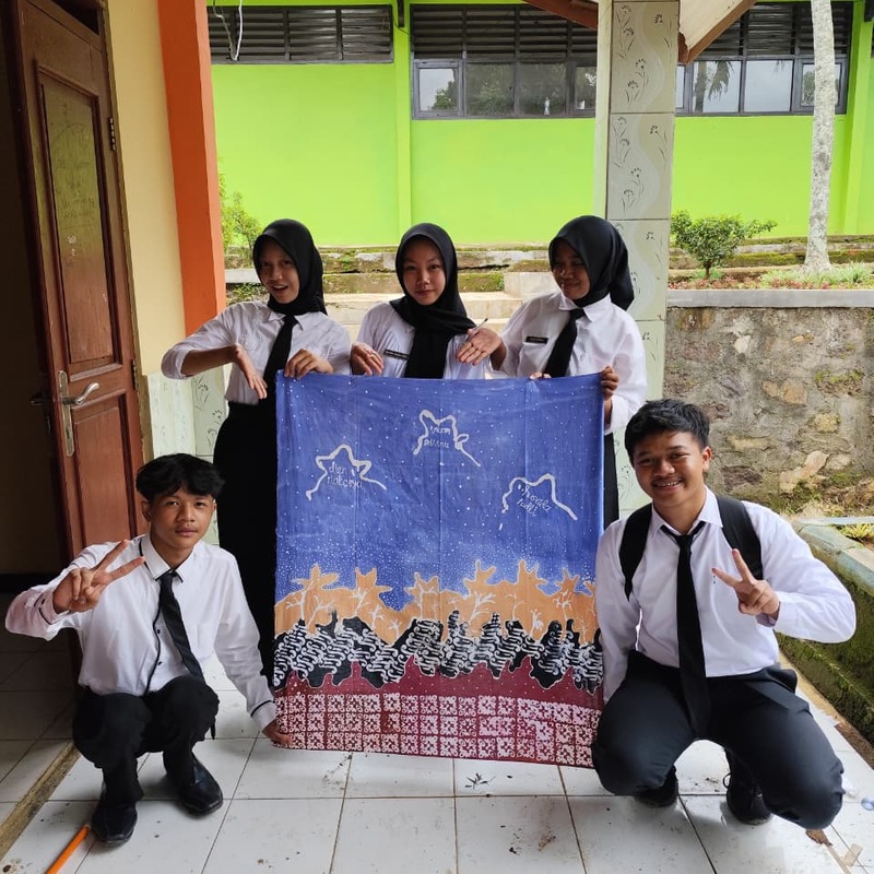 Belajar itu nggak cuma buku, belajar membatik juga keren lho !!!